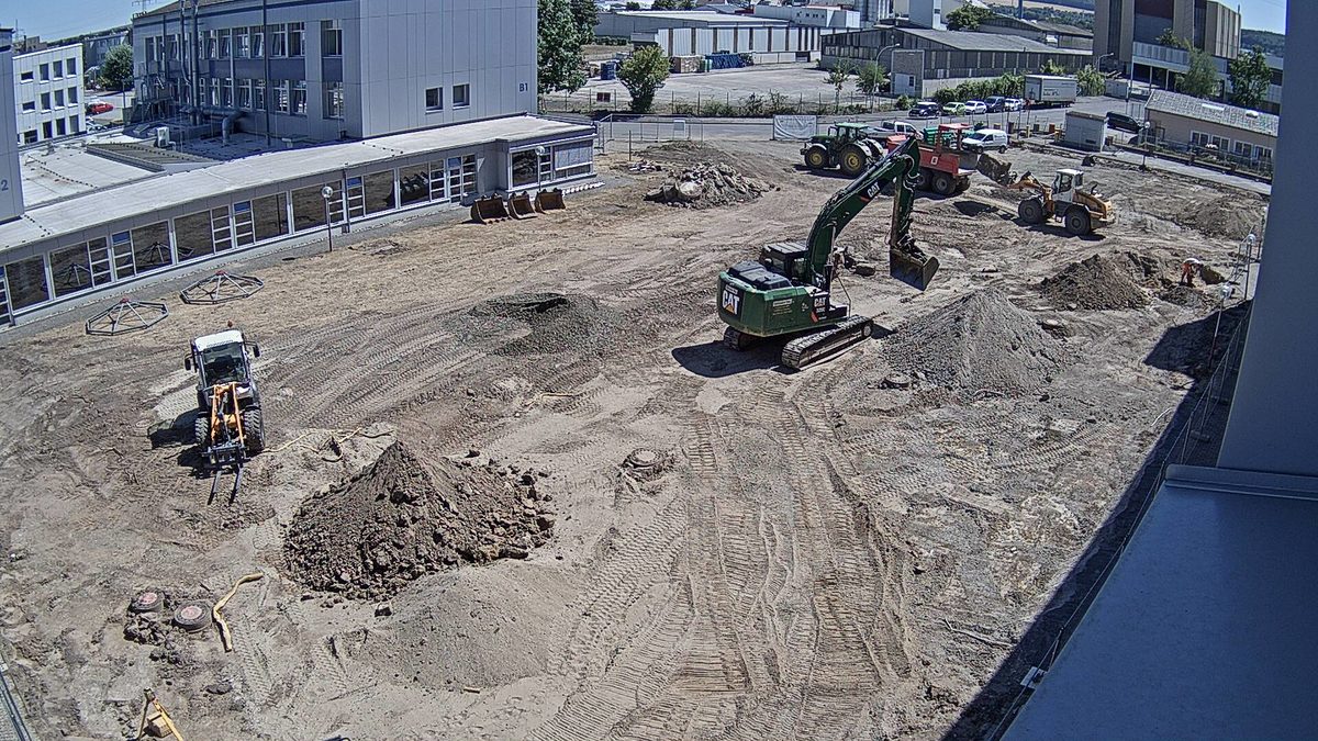 Blick auf das Baufeld: Hier ist ordentlich Bewegung drin! Alle Fortschritte am Kfz-Neubau werden von einer Webcam aufgezeichnet, die an einem Fenster im Internat installiert wurde. Blick auf das Baufeld: Hier ist ordentlich Bewegung drin! Alle Fortschritte am Kfz-Neubau werden von einer Webcam aufgezeichnet, die an einem Fenster im Internat installiert wurde.