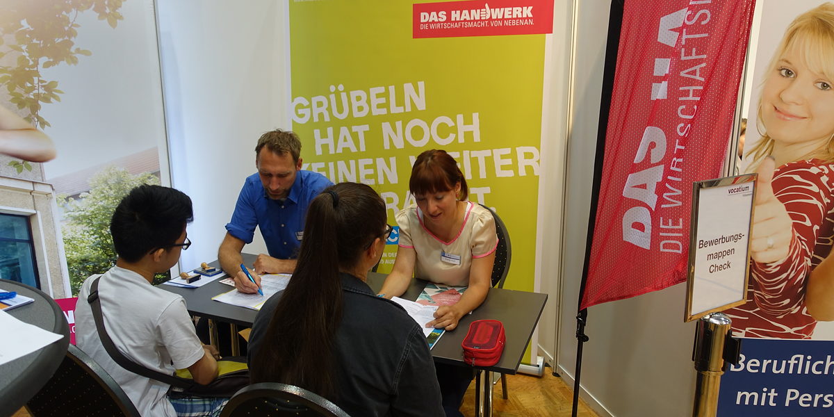 Für das Handwerk unterwegs: Einzelberatungen zu den Ausbildungsberufen kombiniert mit Mitmach-Aktionenen. Für das Handwerk unterwegs: Einzelberatungen zu den Ausbildungsberufen kombiniert mit Mitmach-Aktionenen.