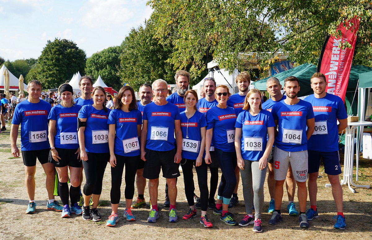 Das Team Handwerk 2018: Vertreter aus Handwerksbetrieben, der Kreishandwerkerschaft Hildesheim-Alfeld und der Handwerkskammer liefen gemeinsam für Teamgeist und Gesundheitsbewusstsein. Das Team Handwerk 2018: Vertreter aus Handwerksbetrieben, der Kreishandwerkerschaft Hildesheim-Alfeld und der Handwerkskammer liefen gemeinsam für Teamgeist und Gesundheitsbewusstsein.