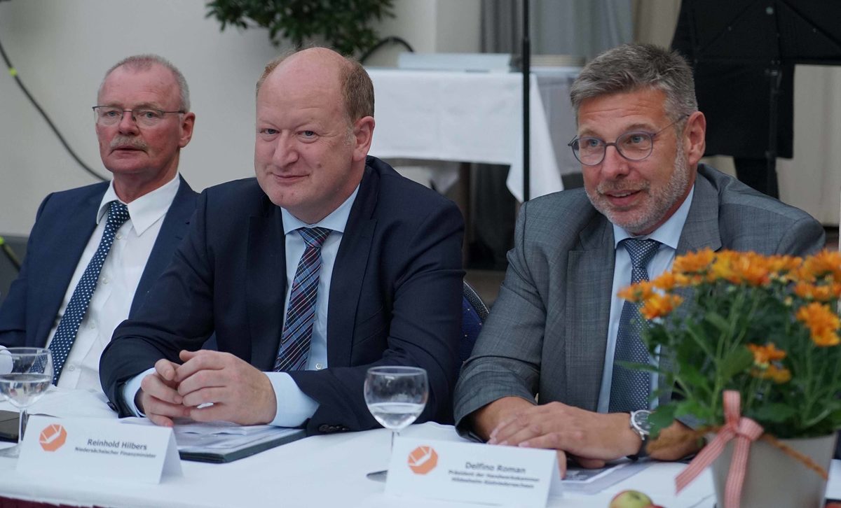Gemeinsam für die duale Bildung (v.l.n.r.): Kreishandwerksmeister Eberhard Eggers, Reinhold Hilbers, Niedersächsischer Finanzminister und Handwerkskammerpräsident Delfino Roman bei der traditionellen Handwerker-Vesper in Bad Grund (Landkreis Göttingen). Gemeinsam für die duale Bildung (v.l.n.r.): Kreishandwerksmeister Eberhard Eggers, Reinhold Hilbers, Niedersächsischer Finanzminister und Handwerkskammerpräsident Delfino Roman bei der traditionellen Handwerker-Vesper in Bad Grund (Landkreis Göttingen).