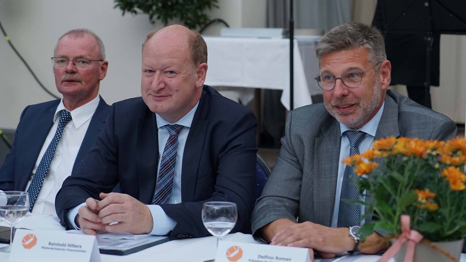 Gemeinsam für die duale Bildung (v.l.n.r.): Kreishandwerksmeister Eberhard Eggers, Reinhold Hilbers, Niedersächsischer Finanzminister und Handwerkskammerpräsident Delfino Roman bei der traditionellen Handwerker-Vesper in Bad Grund (Landkreis Göttingen). 