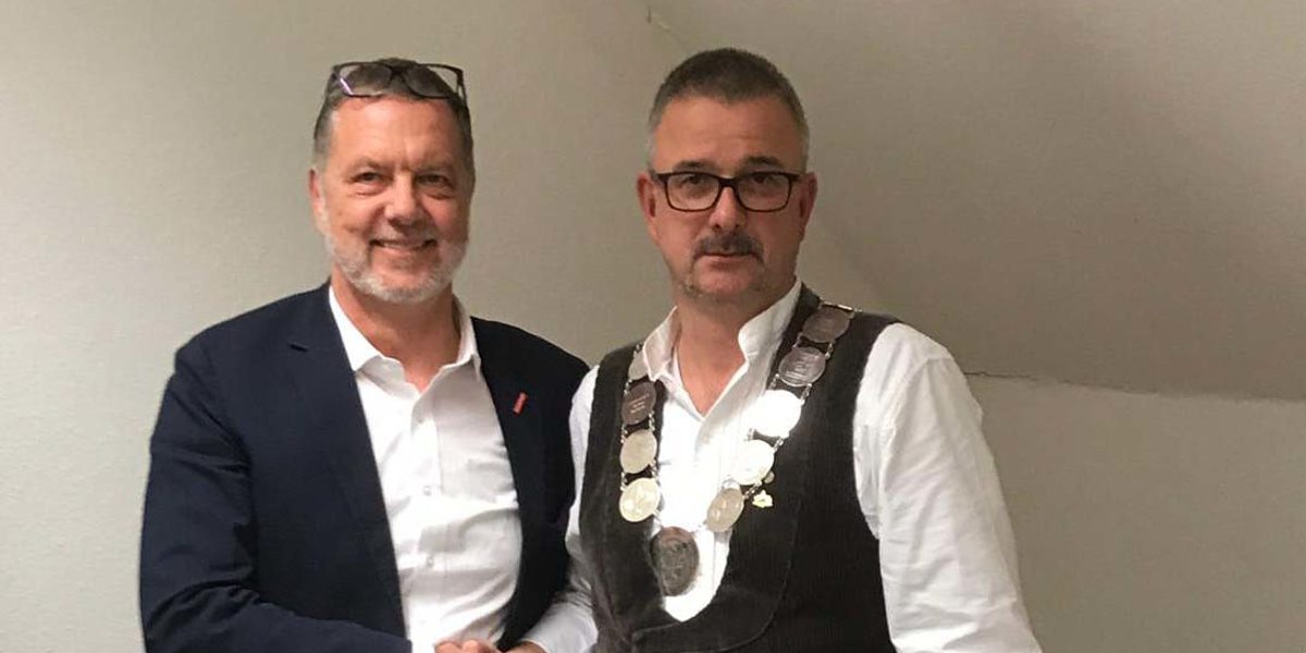 Die Handwerkskammer gratuliert: Ulrich Schonlau (re.) übernimmt ab sofort das Amt von Hermann-Josef Hupe als Kreishandwerksmeister (li.) Die Handwerkskammer gratuliert: Ulrich Schonlau (re.) übernimmt ab sofort das Amt von Hermann-Josef Hupe als Kreishandwerksmeister (li.)