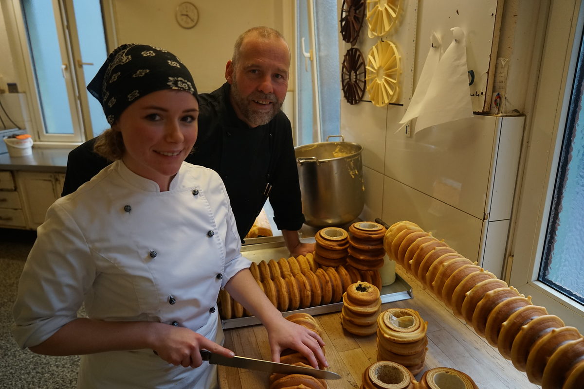 Der Baumkuchen ist die Spezialität der Konditorei Beste und wird nicht nur zu Weihnachten sondern das ganze Jahr über hier gebacken. Der Baumkuchen ist die Spezialität der Konditorei Beste und wird nicht nur zu Weihnachten sondern das ganze Jahr über hier gebacken.