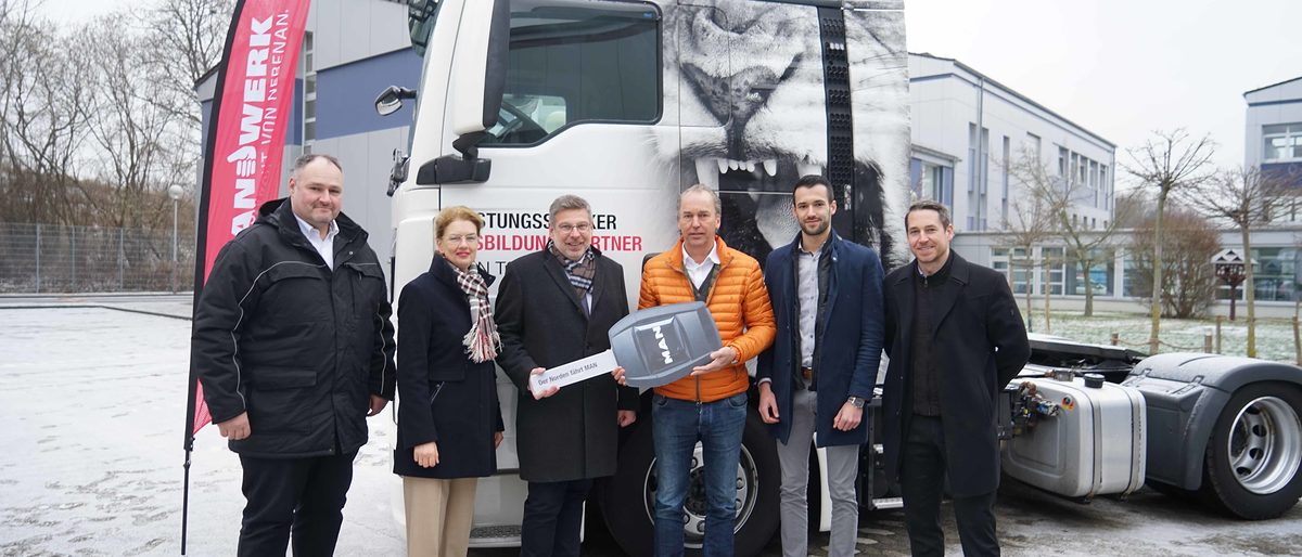 Neueste Technik für ein modernes Berufsbildungszentrum überreicht. V.l.n.r.: BBZ-Lehrwerkmeister Jens Fischer, HWK-Hauptgeschäftsführerin Ina-Maria Heidmann, HWK-Präsident Delfino Roman, MAN-Regionalleiter Jörg Westphal, Beauftragter für den LKW-Gebrauchtwagenverkauf Jan Peters und Andreas Blohm, Betriebsleiter Servicebetrieb Hildesheim. Neueste Technik für ein modernes Berufsbildungszentrum überreicht. V.l.n.r.: BBZ-Lehrwerkmeister Jens Fischer, HWK-Hauptgeschäftsführerin Ina-Maria Heidmann, HWK-Präsident Delfino Roman, MAN-Regionalleiter Jörg Westphal, Beauftragter für den LKW-Gebrauchtwagenverkauf Jan Peters und Andreas Blohm, Betriebsleiter Servicebetrieb Hildesheim.