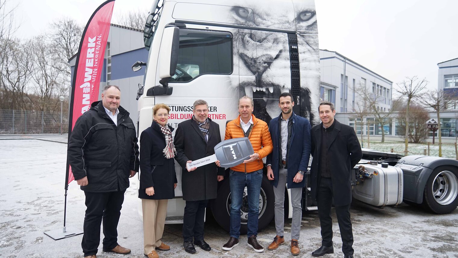 Neueste Technik für ein modernes Berufsbildungszentrum überreicht. V.l.n.r.: BBZ-Lehrwerkmeister Jens Fischer, HWK-Hauptgeschäftsführerin Ina-Maria Heidmann, HWK-Präsident Delfino Roman, MAN-Regionalleiter Jörg Westphal, Beauftragter für den LKW-Gebrauchtwagenverkauf Jan Peters und Andreas Blohm, Betriebsleiter Servicebetrieb Hildesheim. 