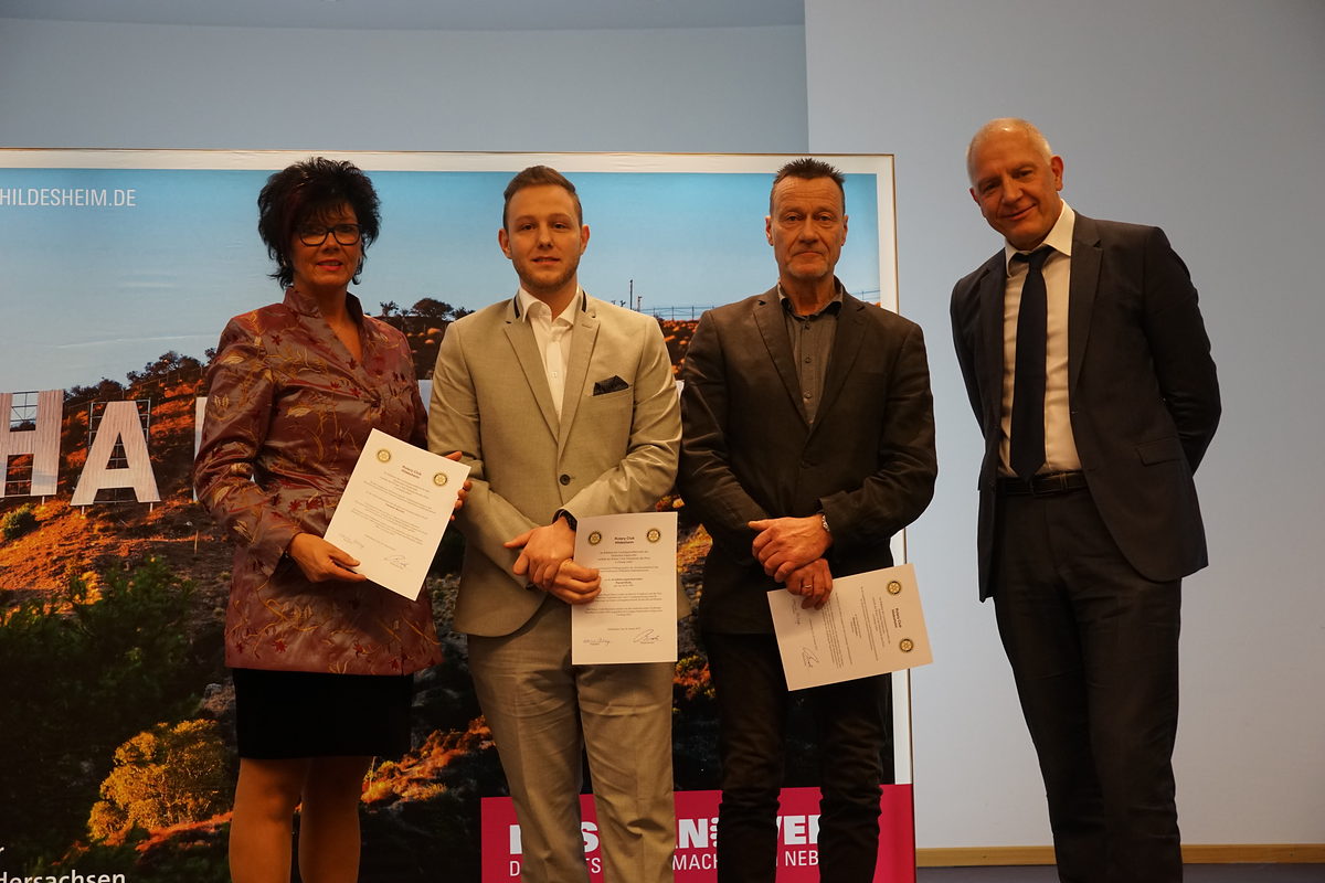 Der Preis "Leistung lohnt" des Rotary Club Hildesheuim ging in diesem Jahr auch an Kraftfahrzeugmechatroniker Pascal Dieck (2.v.l.) für seine herausragende Leistung in der praktischen Prüfung und an den Ausbildungbetrieb Michael Fischer für seine langjährige und zuverlässige Ausbildungsleistung. Der Preis "Leistung lohnt" des Rotary Club Hildesheuim ging in diesem Jahr auch an Kraftfahrzeugmechatroniker Pascal Dieck (2.v.l.) für seine herausragende Leistung in der praktischen Prüfung und an den Ausbildungbetrieb Michael Fischer für seine langjährige und zuverlässige Ausbildungsleistung.