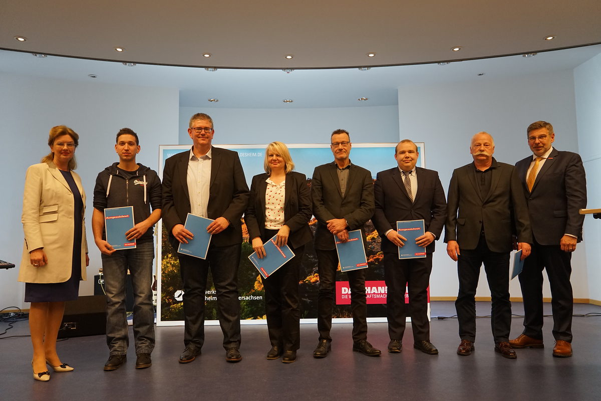 Auszeichnung der besten Ausbildungsbetriebe: Bergmeier & Bock GmbH, Daume GmbH, Deutsches Theater in Göttingen, Elektro Fischer Inhaber Michael Fischer, Feinbäckerei Thiele, Harz Energie Netz GmbH und Jörg Thiele. Auszeichnung der besten Ausbildungsbetriebe: Bergmeier & Bock GmbH, Daume GmbH, Deutsches Theater in Göttingen, Elektro Fischer Inhaber Michael Fischer, Feinbäckerei Thiele, Harz Energie Netz GmbH und Jörg Thiele.