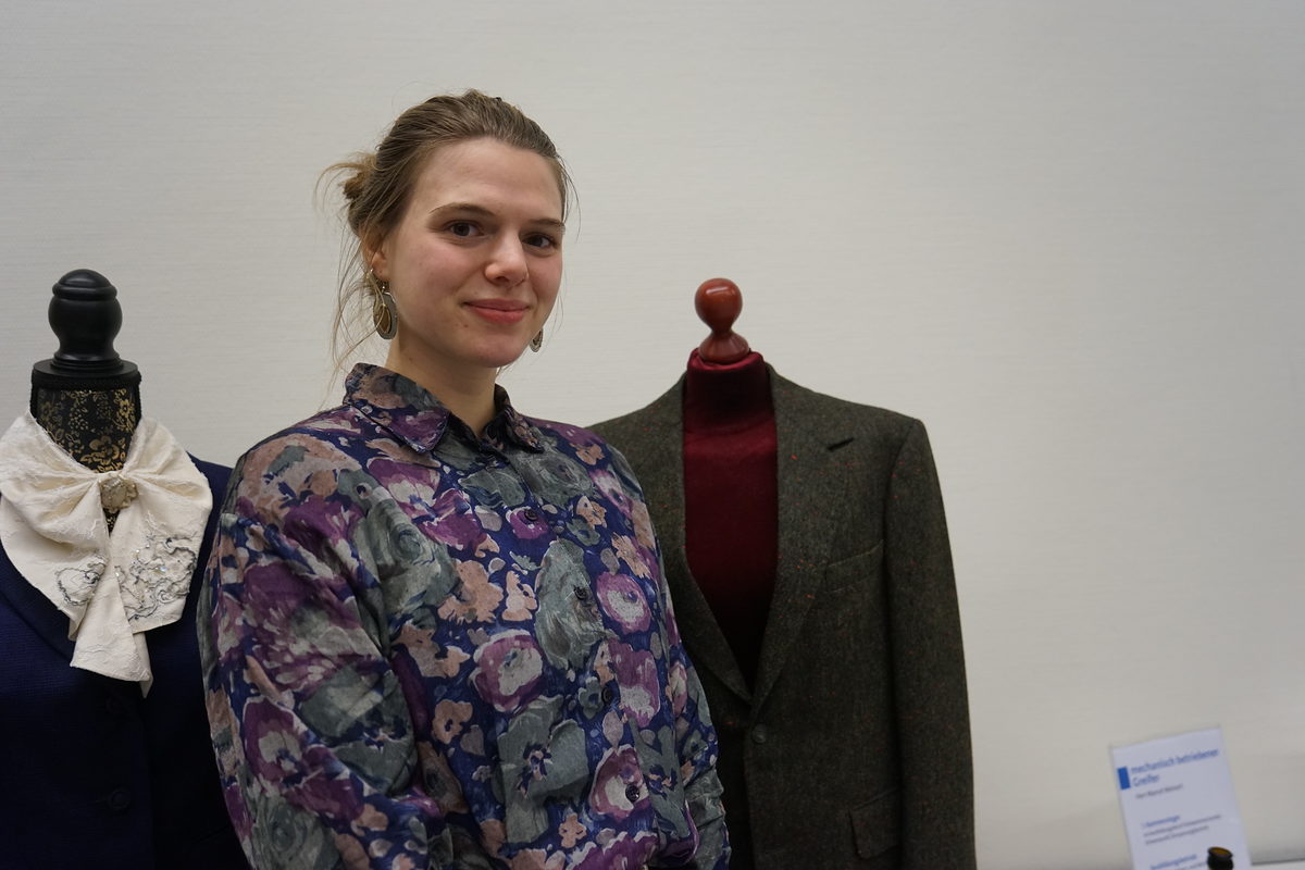 Liane Pförtner, Maßschneiderin im Fach Herren, vor ihrem Sieger-Gesellenstück. Ausbildungbetrieb: Deutsches Theater in Göttingen Liane Pförtner, Maßschneiderin im Fach Herren, vor ihrem Sieger-Gesellenstück. Ausbildungbetrieb: Deutsches Theater in Göttingen