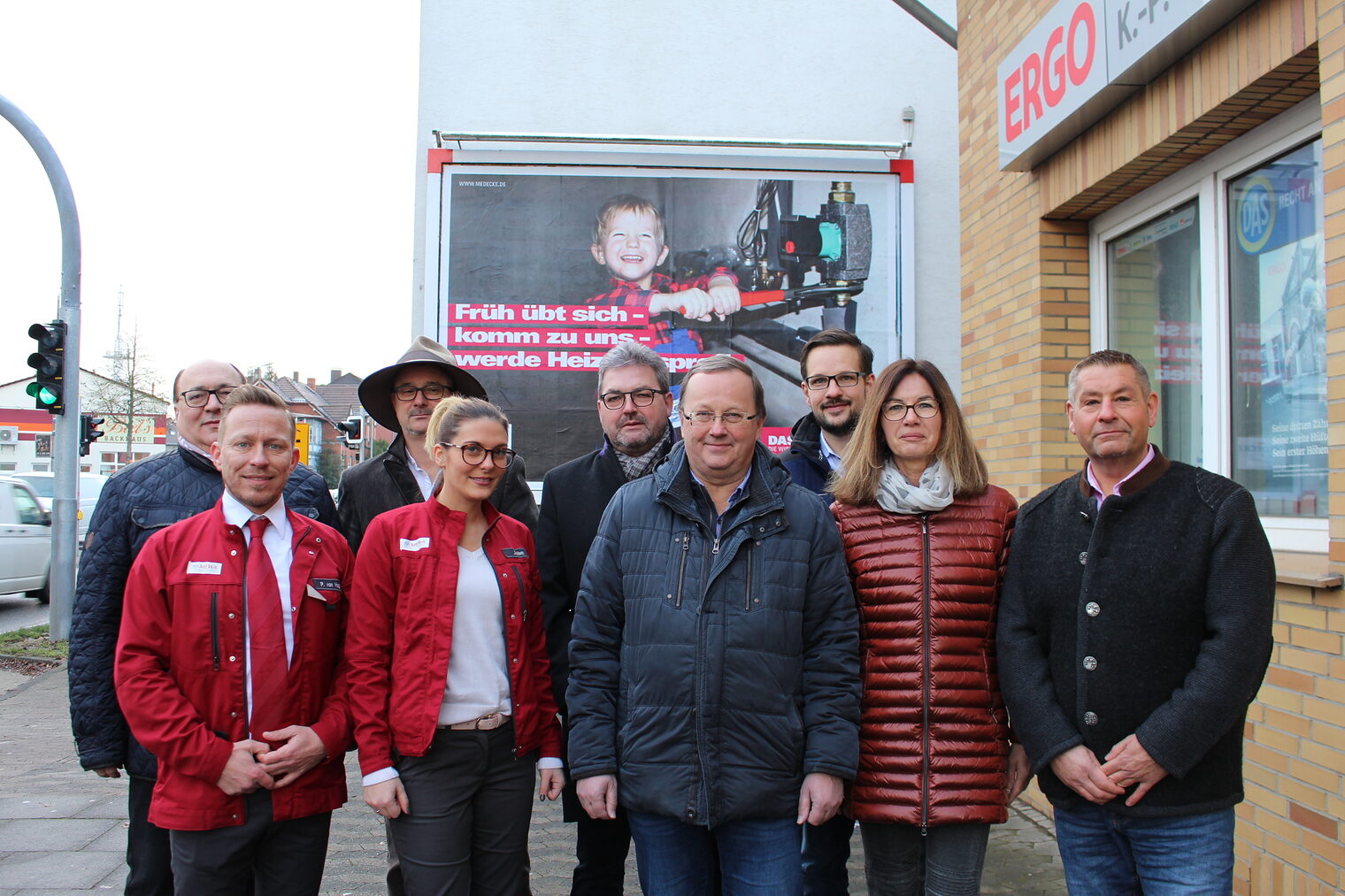 Präsentation des Northeimer Siegerplakats (v.l.n.r.): Pierre von Hagen (von vorne links), Jessica Albers (beide Firma Mewa), Horst Medecke (Betriebsinhaber), Alexandra Helbling (Kreishandwerkerschaft Northeim-Einbeck), Ralf Schütze (Signal Iduna), Hans-Joachim Nüsse (hinten von links/Kreishandwerkerschafts-Geschäftsführer Northeim-Einbeck), Ulrich Schonlau (Kreishandwerksmeister), Uwe Kuhlmann (IKK Classic) und Zacharias Medecke (Firma Medecke).