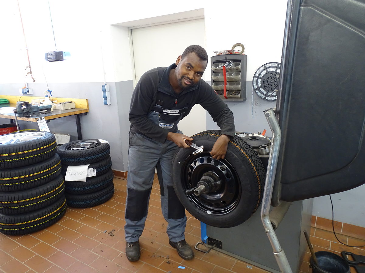 Einer von 199 erfolgreichen Vermittlungserfolgen: Abdallah Alabidin Zain aus dem Sudan macht im zweiten Lehrjahr seine Ausbildung zum Kraftfahrzeugmechatroniker bei Homann Automobile GmbH in Deinsen. Einer von 199 erfolgreichen Vermittlungserfolgen: Abdallah Alabidin Zain aus dem Sudan macht im zweiten Lehrjahr seine Ausbildung zum Kraftfahrzeugmechatroniker bei Homann Automobile GmbH in Deinsen.