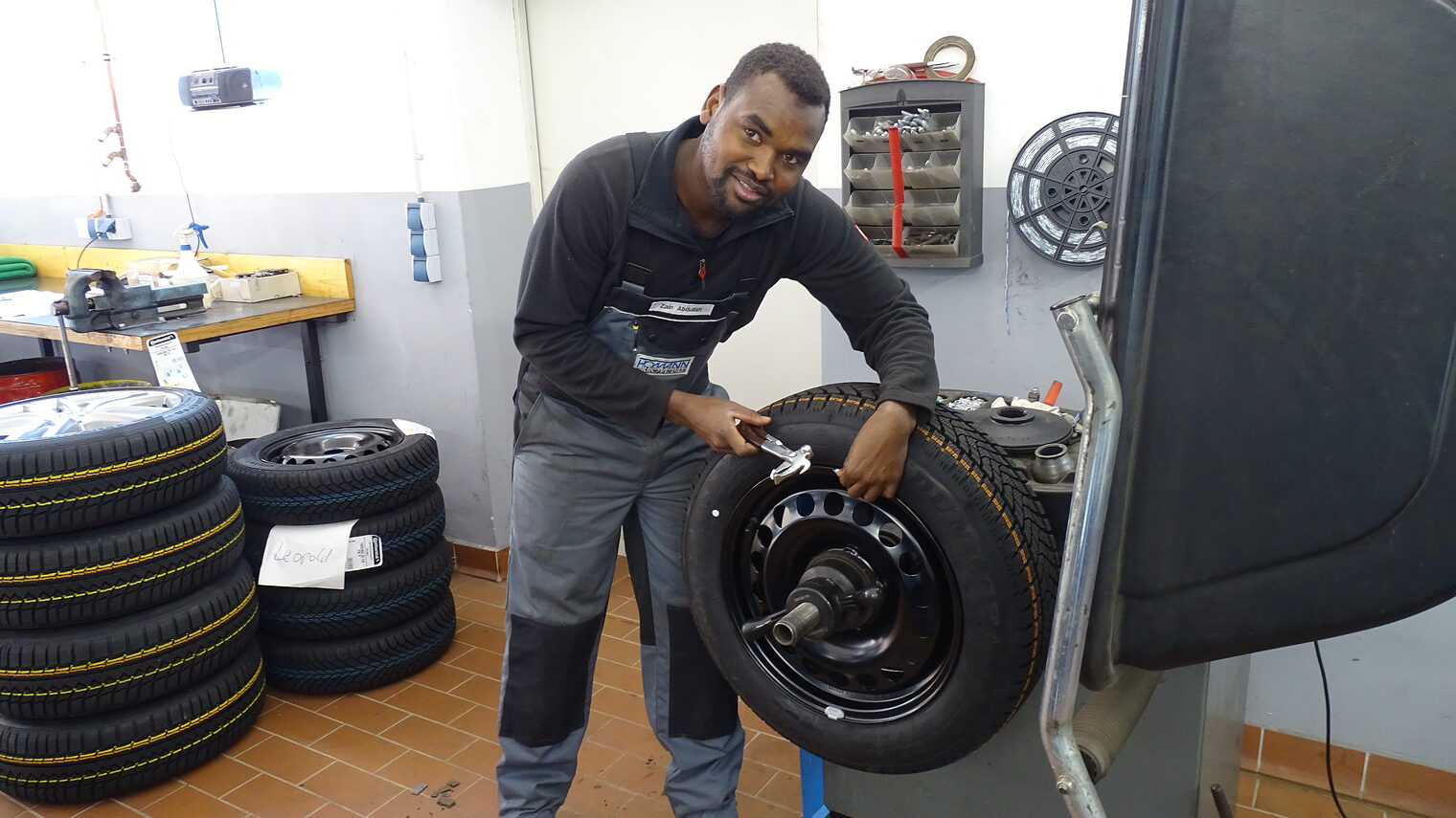 Einer von 199 erfolgreichen Vermittlungserfolgen: Abdallah Alabidin Zain aus dem Sudan macht im zweiten Lehrjahr seine Ausbildung zum Kraftfahrzeugmechatroniker bei Homann Automobile GmbH in Deinsen.