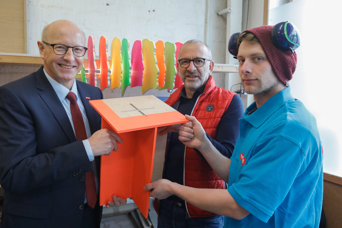 Freuen sich auf den Hocker Hykker: Karl-Wilhelm Steinmann, Vorsitzender der Landesvertretung der Handwerkskammern in Niedersachsen, Betriebsinhaber und Tischlermeister Christoph Balsiger und Felix Nolte, Auszubildender und Technikbotschafter. Foto Tim Schaarschmidt / Ideen Expo