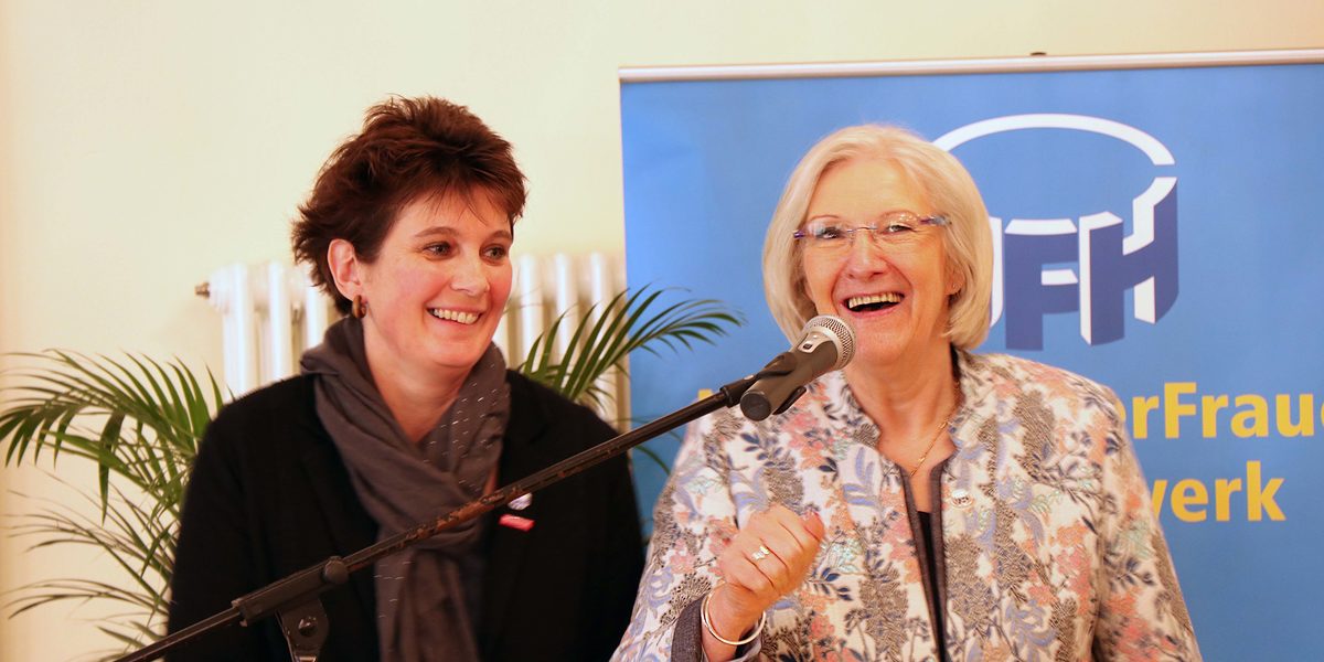 Heidi Kluth (re.) übergibt das Amt der ersten Vorsitzenden der niedersächsischen Unternehmerfrauen an Meike Lotze-Franke (re.) aus Hann. Münden. Heidi Kluth (re.) übergibt das Amt der ersten Vorsitzenden der niedersächsischen Unternehmerfrauen an Meike Lotze-Franke (re.) aus Hann. Münden.