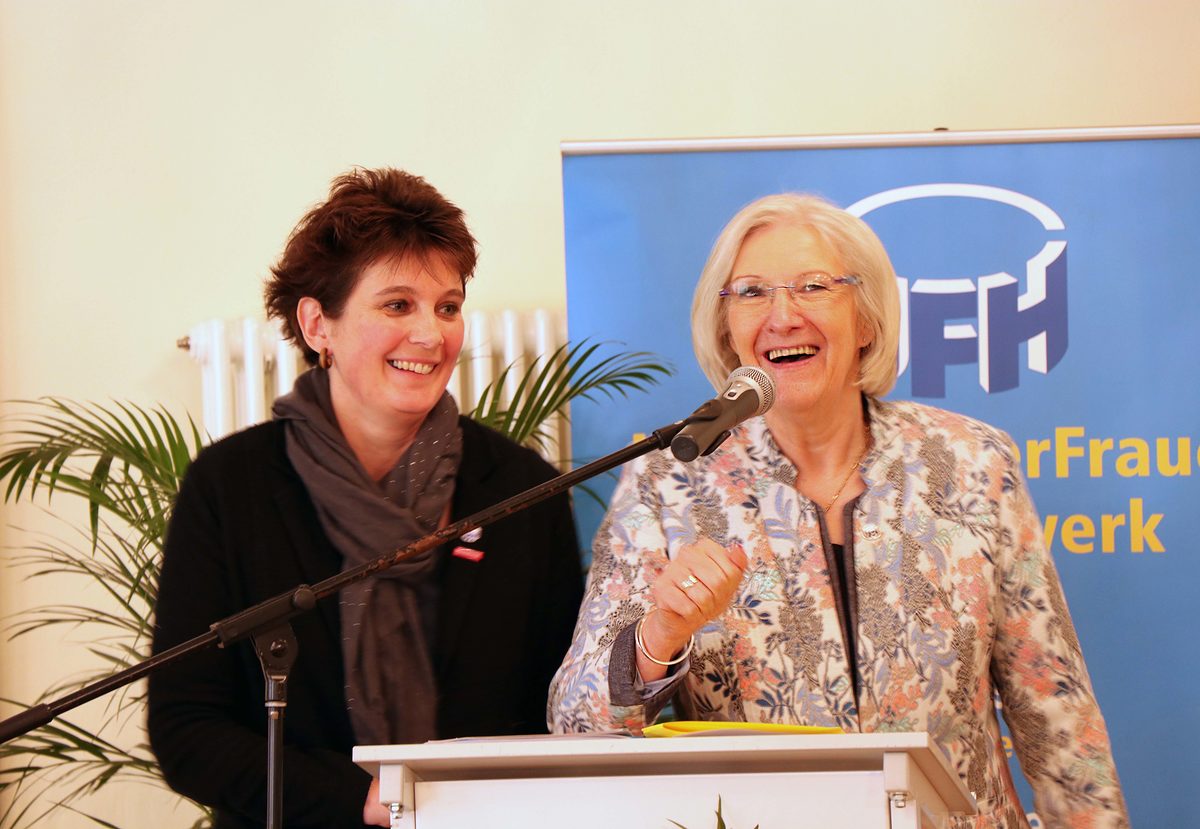 Heidi Kluth (re.) übergibt das Amt der ersten Vorsitzenden der niedersächsischen Unternehmerfrauen an Meike Lotze-Franke (re.) aus Hann. Münden. Heidi Kluth (re.) übergibt das Amt der ersten Vorsitzenden der niedersächsischen Unternehmerfrauen an Meike Lotze-Franke (re.) aus Hann. Münden.