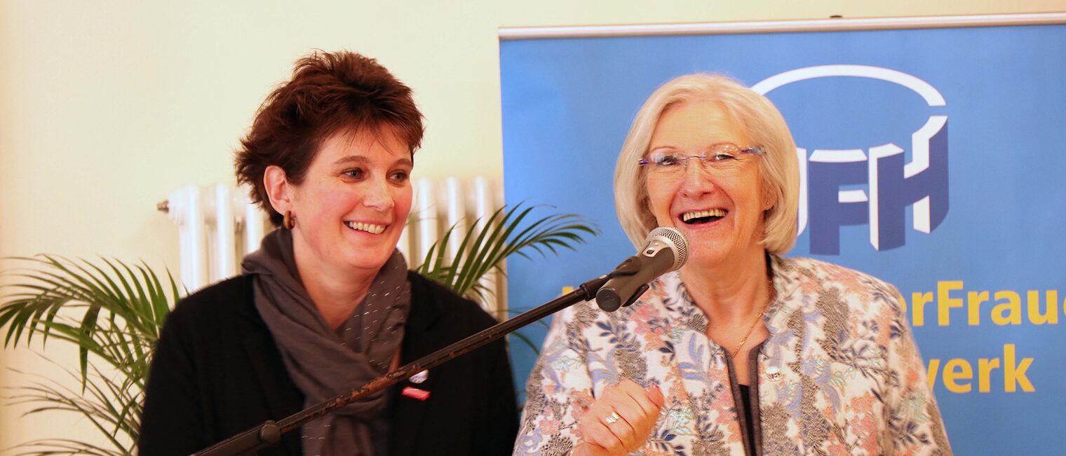 Heidi Kluth (re.) übergibt das Amt der ersten Vorsitzenden der niedersächsischen Unternehmerfrauen an Meike Lotze-Franke (re.) aus Hann. Münden. 