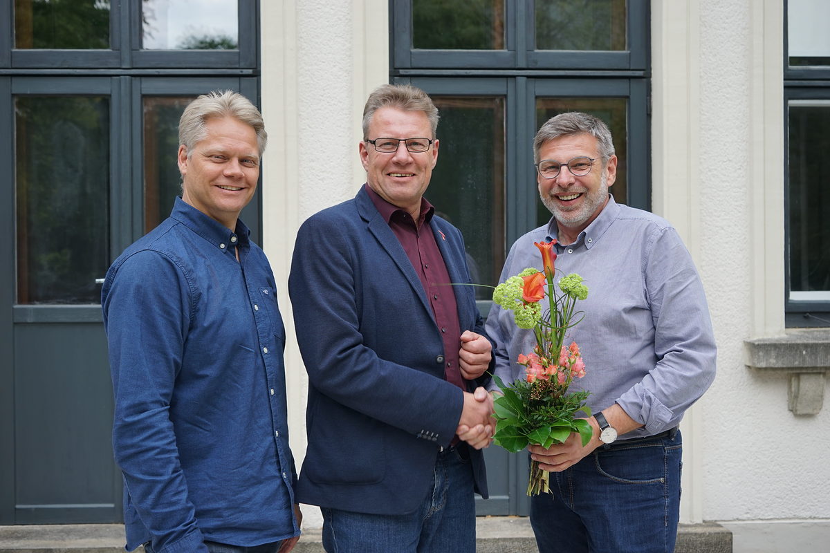 Auch das Präsidium der Handwerkskammer Hildesheim-Südniedersachsen freut sich mit Arbeitnehmer-Vizepräsident Hartmut Kahmann (Mitte) über sein neues Amt auf Landesebene. Es gratulieren Arbeitgeber-Vizepräsident Thorsten Ußkurat (links) und Präsident Delfino Roman (rechts). Auch das Präsidium der Handwerkskammer Hildesheim-Südniedersachsen freut sich mit Arbeitnehmer-Vizepräsident Hartmut Kahmann (Mitte) über sein neues Amt auf Landesebene. Es gratulieren Arbeitgeber-Vizepräsident Thorsten Ußkurat (links) und Präsident Delfino Roman (rechts).