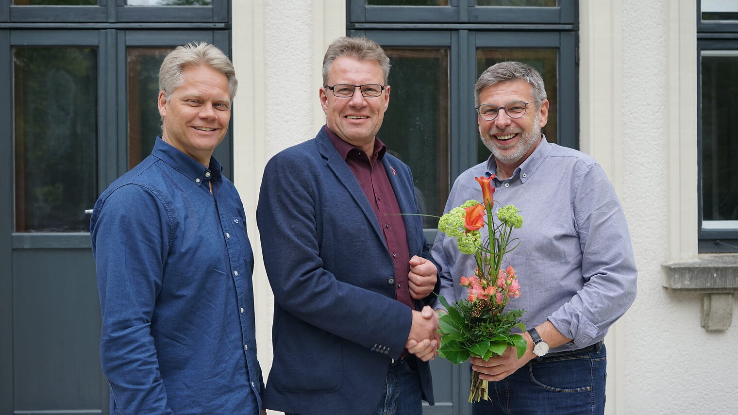 Auch das Präsidium der Handwerkskammer Hildesheim-Südniedersachsen freut sich mit Arbeitnehmer-Vizepräsident Hartmut Kahmann (Mitte) über sein neues Amt auf Landesebene. Es gratulieren Arbeitgeber-Vizepräsident Thorsten Ußkurat (links) und Präsident Delfino Roman (rechts). 