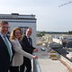 Präsident Roman, Hauptgeschäftsführer Heidmann und Kultusminister Tonne blicken vom Antennen-Balkon im Bereich Elektrotechnik auf die neu entstehenden Kfz-Lehrhallen.