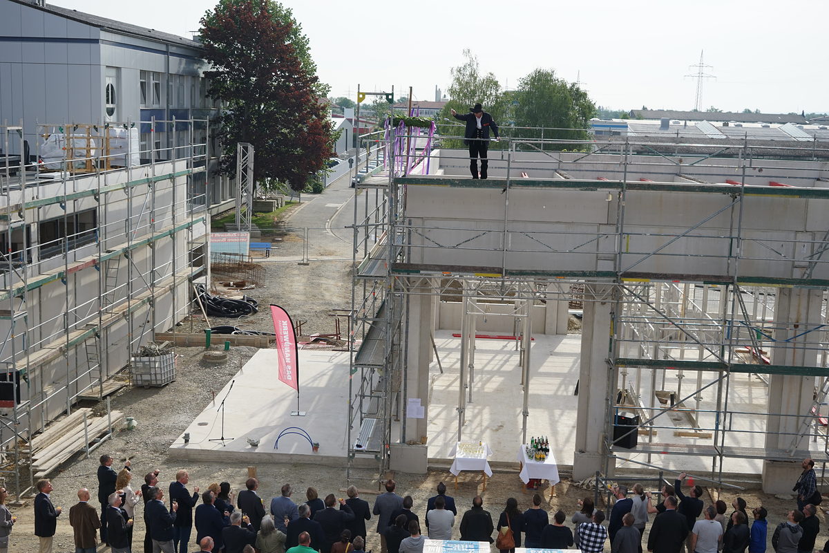 Zimmerermeister Uwe Schiebeck gibt dem Neubau seinen handwerklichen Segen. Zimmerermeister Uwe Schiebeck gibt dem Neubau seinen handwerklichen Segen.