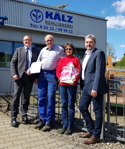 Joachim und Petra Kälz (Mitte) erhalten die Auszeichnungfür den Fittesten Handwerksbetrieb Niedersachsens vonAndreas Schönhalz (li.) und Uwe Kuhlmann (re.) von derIKK classic. Joachim und Petra Kälz (Mitte) erhalten die Auszeichnungfür den Fittesten Handwerksbetrieb Niedersachsens vonAndreas Schönhalz (li.) und Uwe Kuhlmann (re.) von derIKK classic.