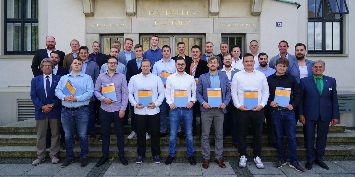 Die neuen und angehenden Installateur- und Heizungsbauermeister im Kreise des Meisterprüfungsausschusses. Die neuen und angehenden Installateur- und Heizungsbauermeister im Kreise des Meisterprüfungsausschusses.