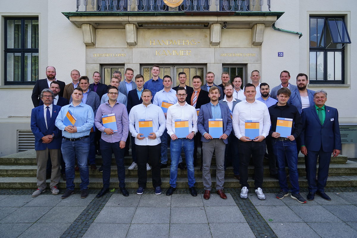 Die neuen und angehenden Installateur- und Heizungsbauermeister im Kreise des Meisterprüfungsausschusses. Die neuen und angehenden Installateur- und Heizungsbauermeister im Kreise des Meisterprüfungsausschusses.