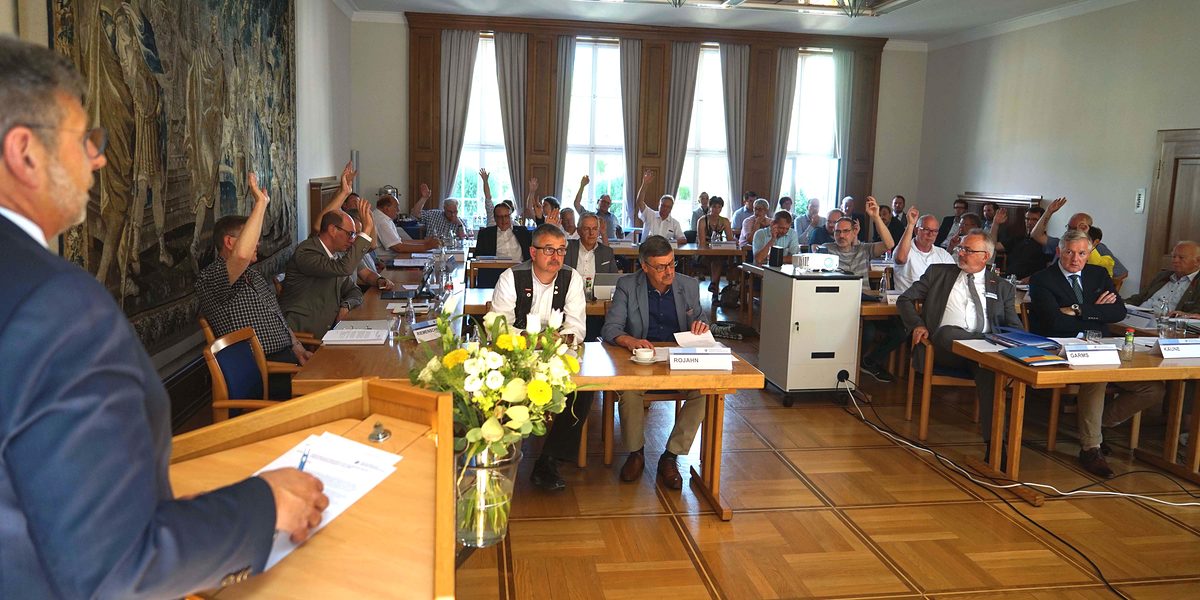 Einstimmiges "Ja" zur Wiedereinführung der Meisterpflicht. Präsident Delfino Roman lässt die Mitglieder der Vollversammlung über Resolution abstimmen. Einstimmiges "Ja" zur Wiedereinführung der Meisterpflicht. Präsident Delfino Roman lässt die Mitglieder der Vollversammlung über Resolution abstimmen.