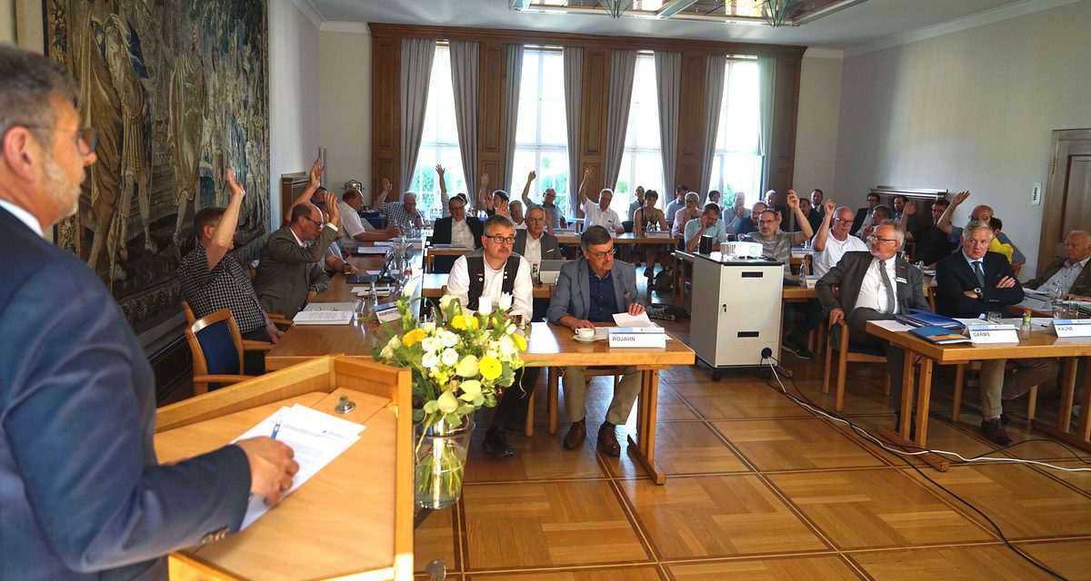Einstimmiges "Ja" zur Wiedereinführung der Meisterpflicht. Präsident Delfino Roman lässt die Mitglieder der Vollversammlung über Resolution abstimmen. Einstimmiges "Ja" zur Wiedereinführung der Meisterpflicht. Präsident Delfino Roman lässt die Mitglieder der Vollversammlung über Resolution abstimmen.