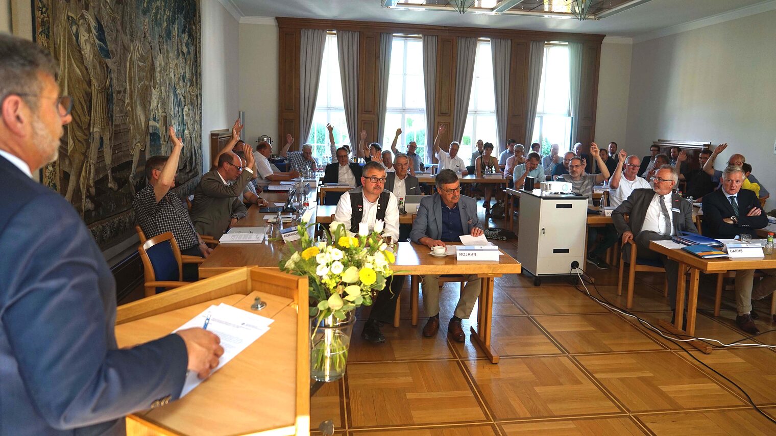 Einstimmiges "Ja" zur Wiedereinführung der Meisterpflicht. Präsident Delfino Roman lässt die Mitglieder der Vollversammlung über Resolution abstimmen. 