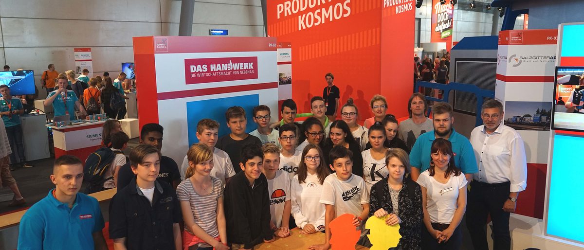 Schüler*innen der Renataschule Hildesheim mit der selbst gebauten Klassenleuchte. Schüler*innen der Renataschule Hildesheim mit der selbst gebauten Klassenleuchte.