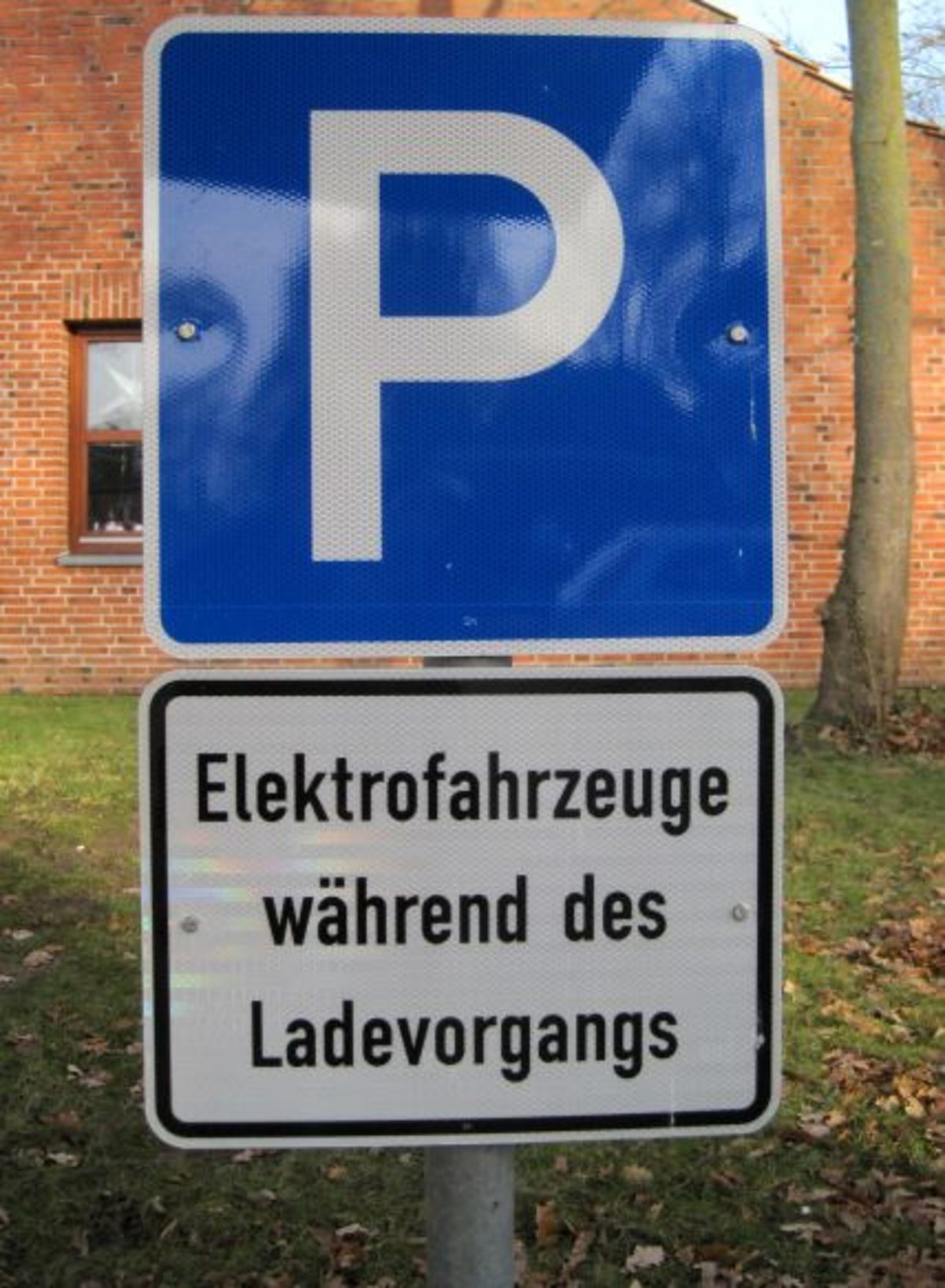 Parkplatz E-Fahrzeuge klein