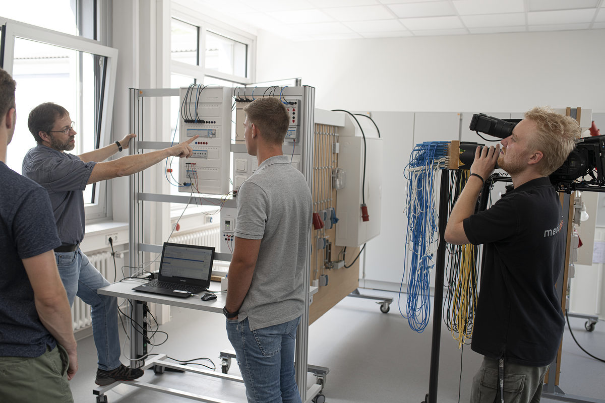 Der Kurs zum Elektrotechnikermeister startet am 11. November 2019 in den komplett modernisierten Elektrotechnik-Werkstätten. Der Kurs zum Elektrotechnikermeister startet am 11. November 2019 in den komplett modernisierten Elektrotechnik-Werkstätten.