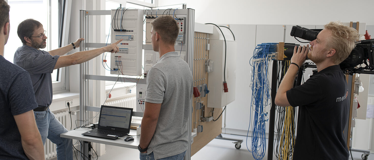 Der Kurs zum Elektrotechnikermeister startet am 11. November 2019 in den komplett modernisierten Elektrotechnik-Werkstätten. Der Kurs zum Elektrotechnikermeister startet am 11. November 2019 in den komplett modernisierten Elektrotechnik-Werkstätten.
