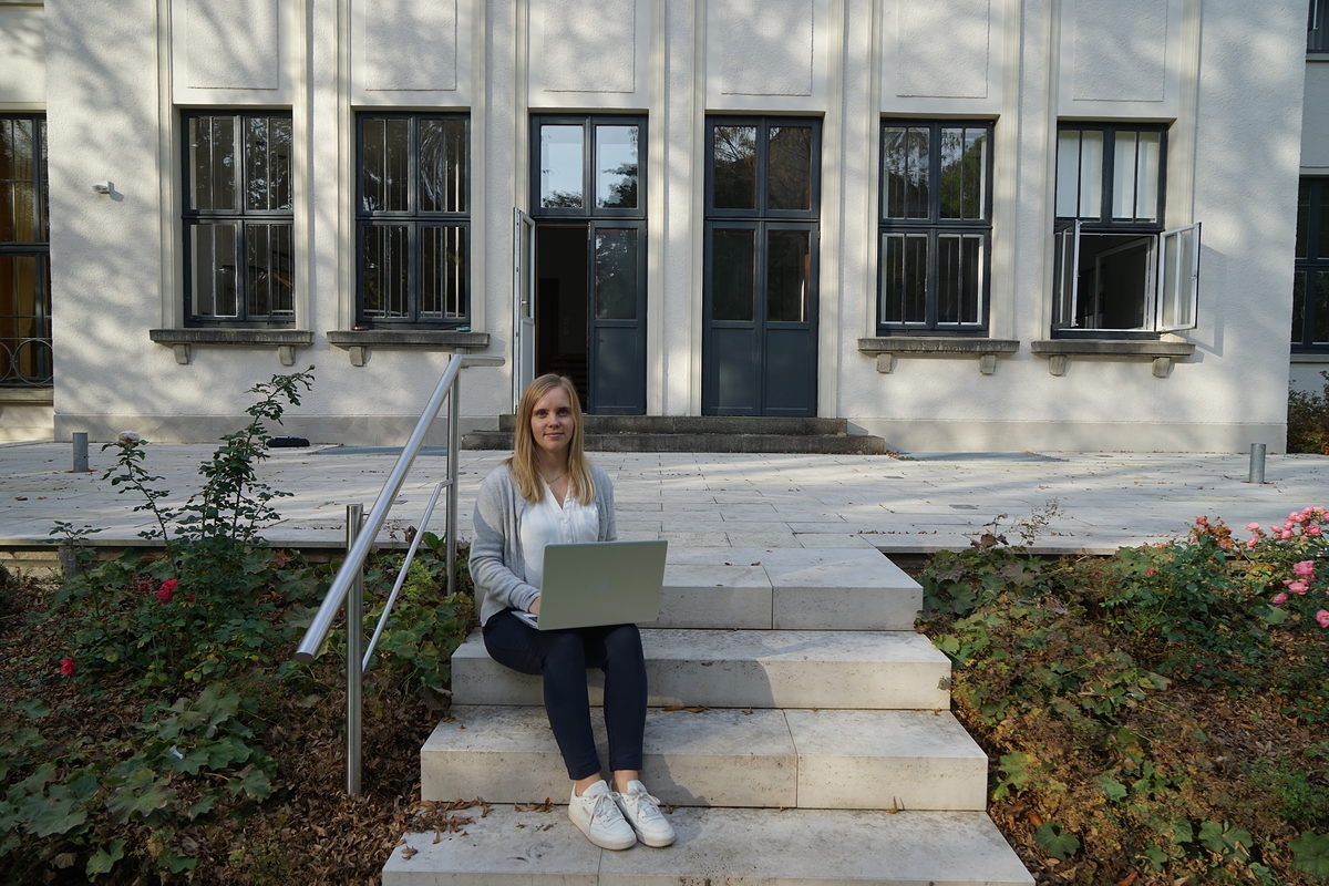 Mit dem Azubi den betrieblichen Social-Media-Kanal bespielen? Auf jeden Fall, sagt Lena Piel. Sie zeigt Betrieben, wie es richtig angepackt wird. Mit dem Azubi den betrieblichen Social-Media-Kanal bespielen? Auf jeden Fall, sagt Lena Piel. Sie zeigt Betrieben, wie es richtig angepackt wird.