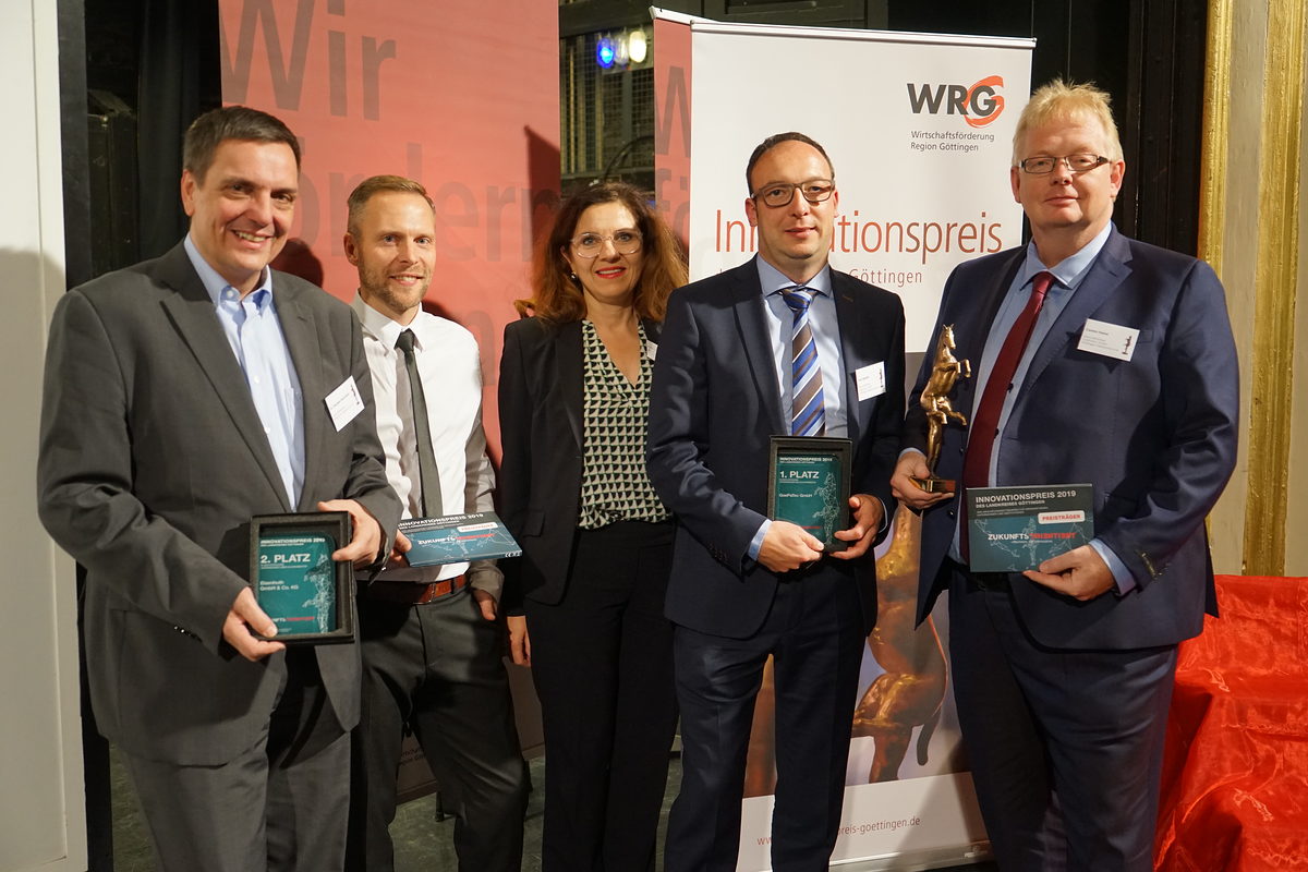 Strahlende Sieger (v.l.n.r.): Dr. Thorsten Hickmann und Toni Adamek (Geschäftsführer Eisenhuth GmbH und Co. KG), Anne Schütte (Jurymitgliedmitglied und HWK-Beauftragte für Innovation und Technologie), Sven Quentin und Carsten Kleine (Geschäftsführer GoePaTec GmbH). Strahlende Sieger (v.l.n.r.): Dr. Thorsten Hickmann und Toni Adamek (Geschäftsführer Eisenhuth GmbH und Co. KG), Anne Schütte (Jurymitgliedmitglied und HWK-Beauftragte für Innovation und Technologie), Sven Quentin und Carsten Kleine (Geschäftsführer GoePaTec GmbH).