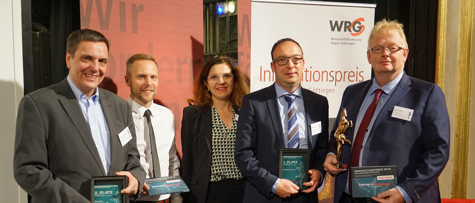 Strahlende Sieger (v.l.n.r.): Dr. Thorsten Hickmann und Toni Adamek (Geschäftsführer Eisenhuth GmbH und Co. KG), Anne Schütte (Jurymitgliedmitglied und HWK-Beauftragte für Innovation und Technologie), Sven Quentin und Carsten Kleine (Geschäftsführer GoePaTec GmbH).