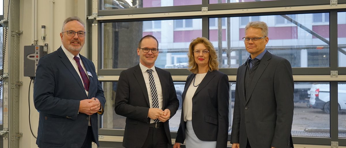Gute Aussichten für die handwerkliche Ausbildung: Kultusminister Grant Hendrik Tonne (2.v.re.) mit Hauptgeschäftsführerin Ina-Maria Heidmann und Arbeitgebervizepräsident Thorsten Ußkurat (re.) und Geschäftsführer Jürgen Garms (li.) im Kfz-Bereich. Gute Aussichten für die handwerkliche Ausbildung: Kultusminister Grant Hendrik Tonne (2.v.re.) mit Hauptgeschäftsführerin Ina-Maria Heidmann und Arbeitgebervizepräsident Thorsten Ußkurat (re.) und Geschäftsführer Jürgen Garms (li.) im Kfz-Bereich.