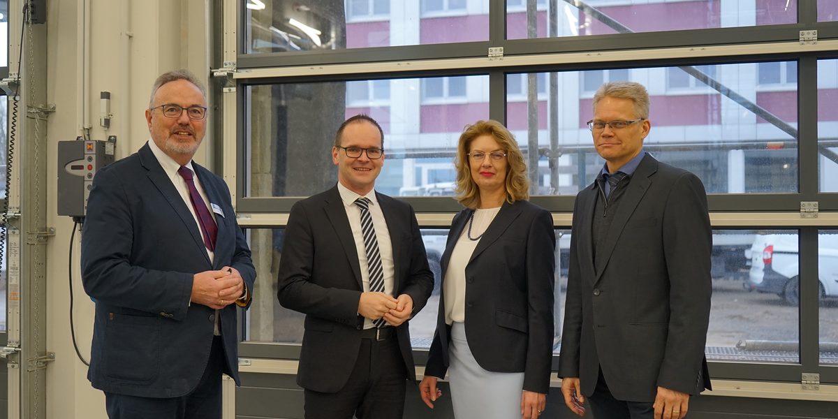 Gute Aussichten für die handwerkliche Ausbildung: Kultusminister Grant Hendrik Tonne (2.v.re.) mit Hauptgeschäftsführerin Ina-Maria Heidmann und Arbeitgebervizepräsident Thorsten Ußkurat (re.) und Geschäftsführer Jürgen Garms (li.) im Kfz-Bereich. Gute Aussichten für die handwerkliche Ausbildung: Kultusminister Grant Hendrik Tonne (2.v.re.) mit Hauptgeschäftsführerin Ina-Maria Heidmann und Arbeitgebervizepräsident Thorsten Ußkurat (re.) und Geschäftsführer Jürgen Garms (li.) im Kfz-Bereich.