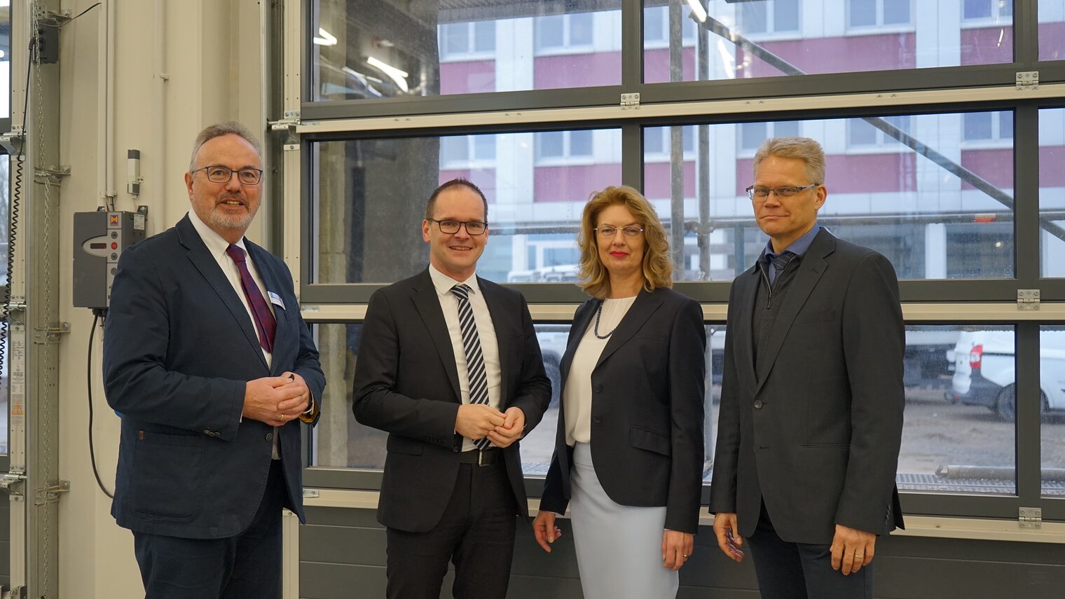 Gute Aussichten für die handwerkliche Ausbildung: Kultusminister Grant Hendrik Tonne (2.v.re.) mit Hauptgeschäftsführerin Ina-Maria Heidmann und Arbeitgebervizepräsident Thorsten Ußkurat (re.) und Geschäftsführer Jürgen Garms (li.) im Kfz-Bereich. 