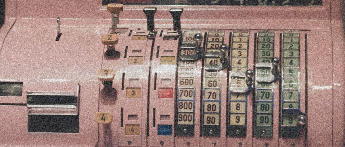 close-up-photography-of-a-adding-machine-2784595_ausschnitt