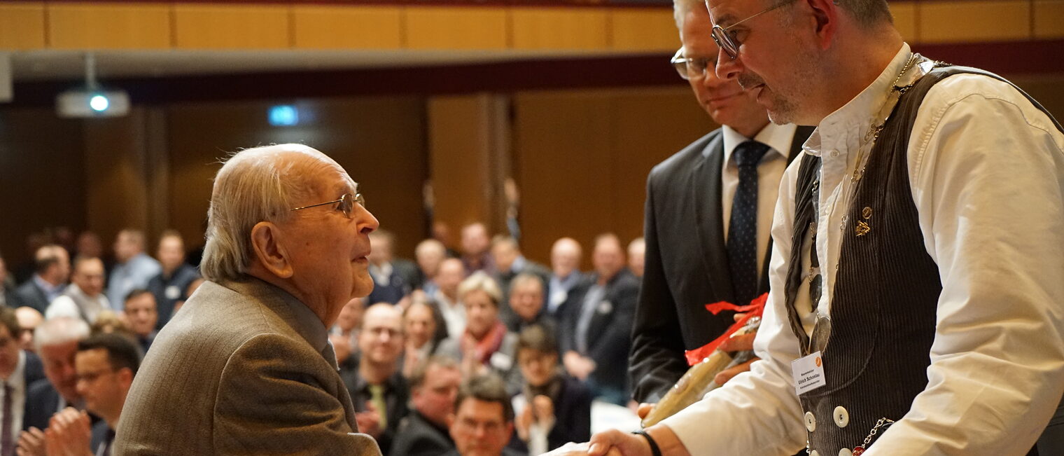 70-jähriges Meisterjubiläum von Tischlermeister Georg-Albert Fischer aus Uslar 70-jähriges Meisterjubiläum von Tischlermeister Georg-Albert Fischer aus Uslar