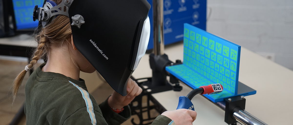 Fast wie bei den Profis: simuliertes Schweißen mit einer VR-Brille. Fast wie bei den Profis: simuliertes Schweißen mit einer VR-Brille.