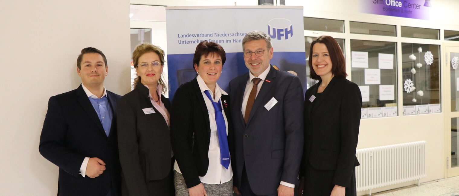 v.l.n.r.: Johannes Hoffmann, HWK-Referent Berufliche Bildung, HWK-Hauptgeschäftsführerin Ina-Maria Heidmann, UFH-Landesvorsitzende Meike Lotze-Franke, Delfino Roman, Präsident der Handwerkskammer Hildesheim-Südniedersachsen und Gabi Nikoleit, zweite UFH-Landesvorsitzende. 