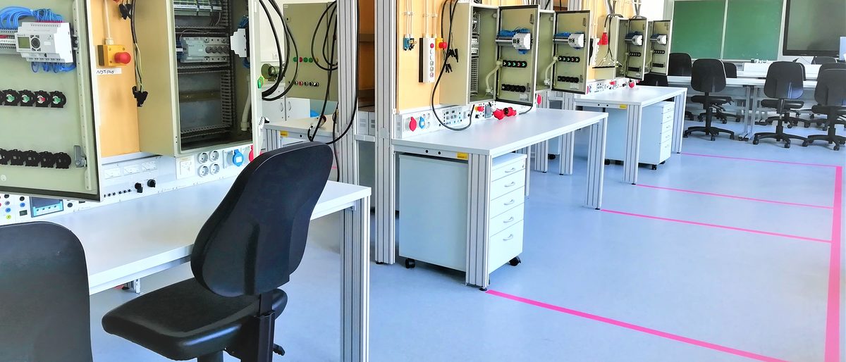 Rote Bodenabklebungen im Elektrolabor markieren den einzuhaltenden Abstand für die Teilnehmer an den Arbeitsplätzen, die ab dem 4. Mai in den Werkstätten der Berufsbildungszentren in Hildesheim und Göttingen Kurse für ihre handwerkliche Ausbildung belegen. Rote Bodenabklebungen im Elektrolabor markieren den einzuhaltenden Abstand für die Teilnehmer an den Arbeitsplätzen, die ab dem 4. Mai in den Werkstätten der Berufsbildungszentren in Hildesheim und Göttingen Kurse für ihre handwerkliche Ausbildung belegen.