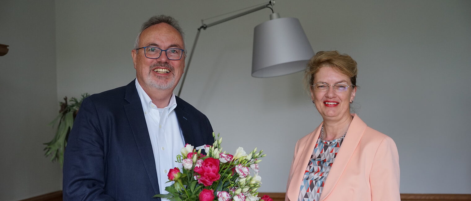 Hauptgeschäftsführerin Ina-Maria Heidmann gratulierte ihrem Stellvertreter Jürgen Garms zum 65. Geburtstag und verabschiedete ihn in den Ruhestand. 