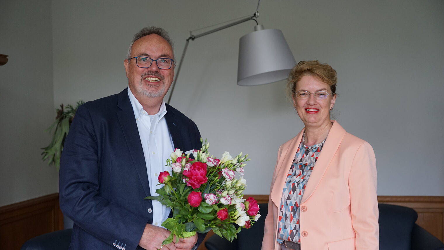 Hauptgeschäftsführerin Ina-Maria Heidmann gratulierte ihrem Stellvertreter Jürgen Garms zum 65. Geburtstag und verabschiedete ihn in den Ruhestand. 