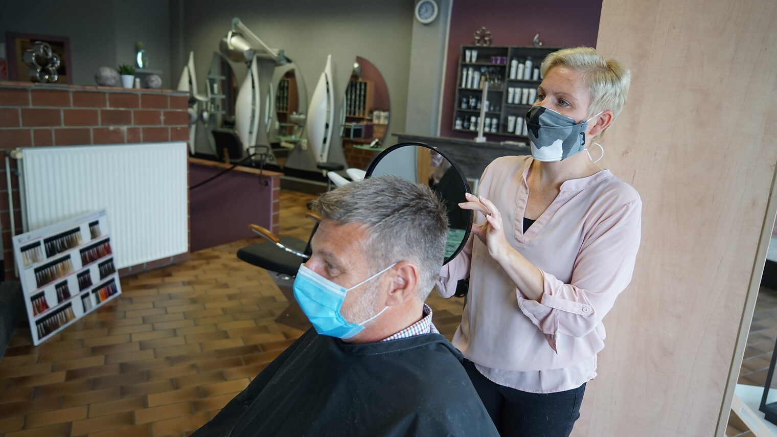 Arbeiten unter verschärften Auflagen: Präsident Delfino Roman und Friseurmeisterin Sonja Schaare im Salon Haarstudio Flair. 