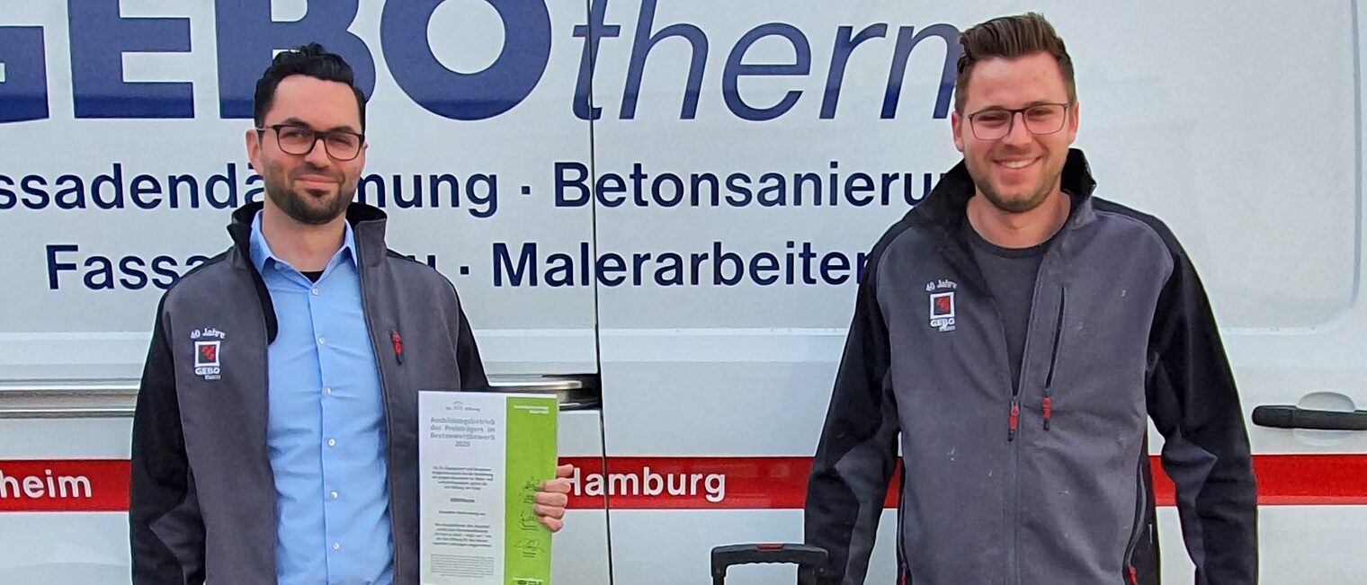 Christopher Schmitz (l.), Malermeister bei GEBOtherm in Hildesheim, und sein Auszubildender Eike Karpinski (r.) freuen sich über die Anerkennung der Sto-Stiftung in Form eines von 100 Werkezugkoffern bestückt von der Firma Storch-Ciret sowie einer Urkunde für den erfolgreichen Betrieb. 