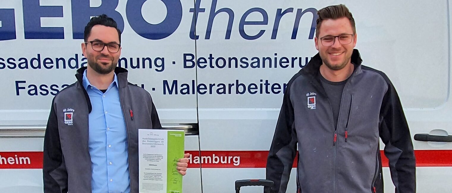 Christopher Schmitz (l.), Malermeister bei GEBOtherm in Hildesheim, und sein Auszubildender Eike Karpinski (r.) freuen sich über die Anerkennung der Sto-Stiftung in Form eines von 100 Werkezugkoffern bestückt von der Firma Storch-Ciret sowie einer Urkunde für den erfolgreichen Betrieb. Christopher Schmitz (l.), Malermeister bei GEBOtherm in Hildesheim, und sein Auszubildender Eike Karpinski (r.) freuen sich über die Anerkennung der Sto-Stiftung in Form eines von 100 Werkezugkoffern bestückt von der Firma Storch-Ciret sowie einer Urkunde für den erfolgreichen Betrieb.
