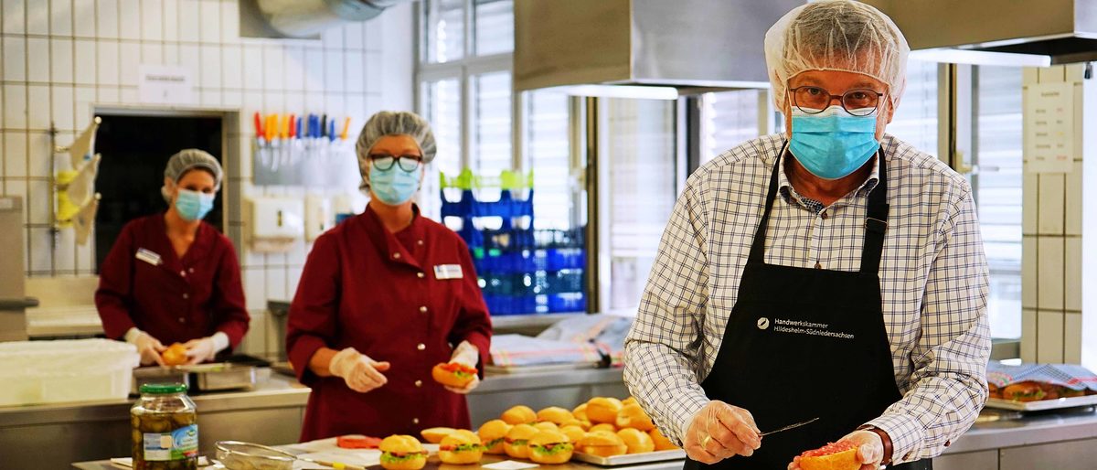 Voller Einsatz für die Auszubildenden in der Überbetrieblichen Lehrlingsunterweisung. Mensa bleibt zu, die BBZ-Mitarbeiterinnen Susanne Bartels und Christine Nickel packen zusammen mit Präsident Delfino Roman Lunchpakete. Voller Einsatz für die Auszubildenden in der Überbetrieblichen Lehrlingsunterweisung. Mensa bleibt zu, die BBZ-Mitarbeiterinnen Susanne Bartels und Christine Nickel packen zusammen mit Präsident Delfino Roman Lunchpakete.